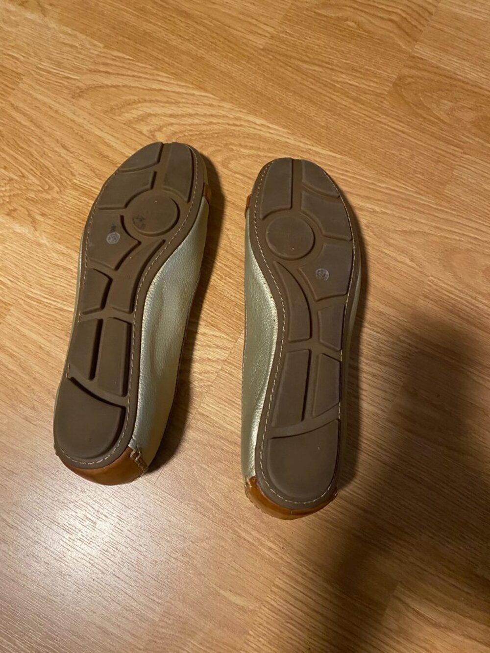 Liz Claiborne Iris Flex Form Metallic Gold Ballet Flats with Medallion, size 10 - Picture 3 of 3